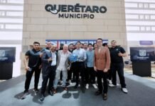 Realiza Felifer Macías encuentro con el equipo profesional de fútbol americano Gallos Negros